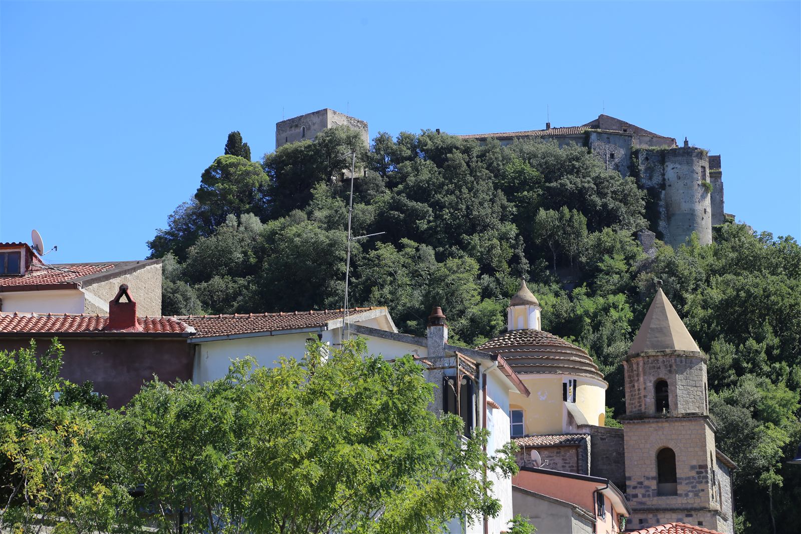 Il borgo di Caiazzo con il castello sulla collina