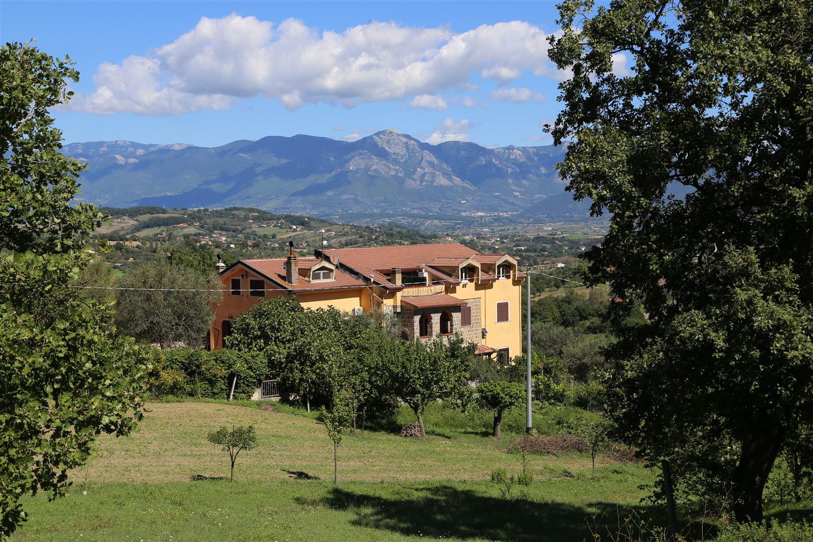 La Masseria PietraMarmo sulla collina, con le montagne sullo sfondo