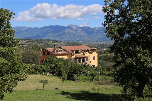 La casa sulla collina con le montagne sullo sfondo