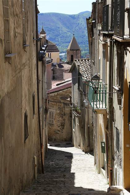 Vicolo con vista sulle colline