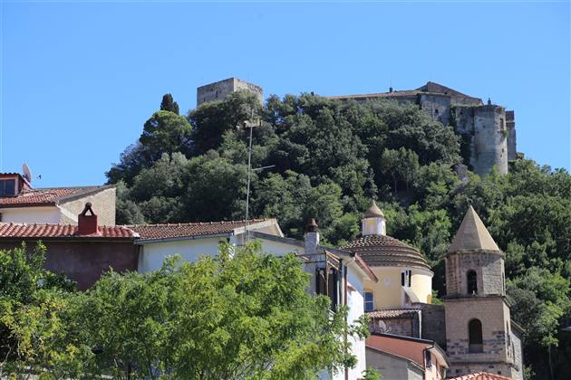 Caiazzo con il castello sulla collina