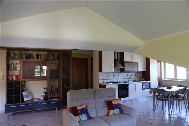 Living con libreria e cucina